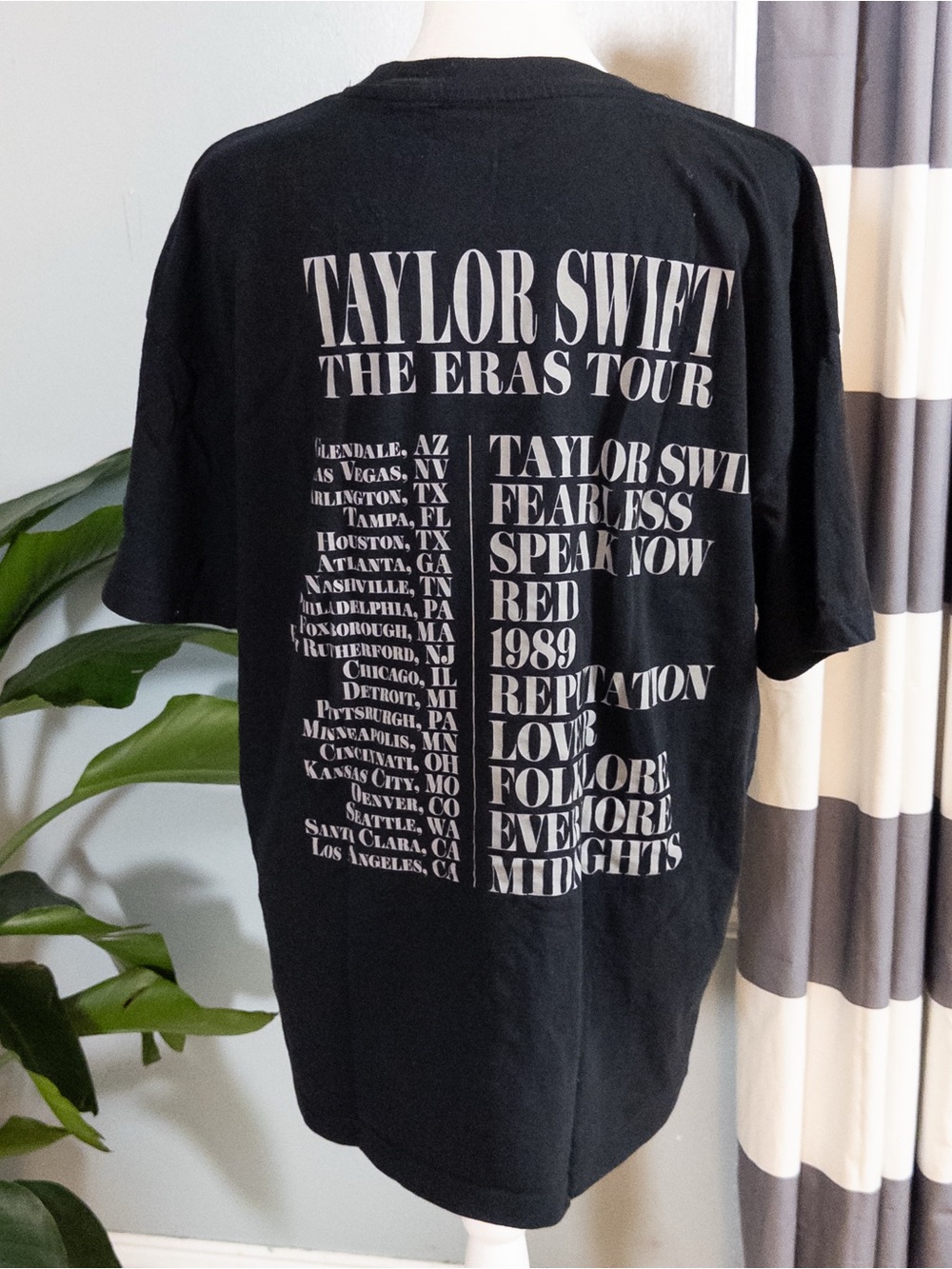 Official Taylor Swift The Eras Tour Black T-Shirt Size Small - Picture 4 of 9